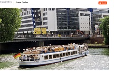 Nhiều du khách đi thuyền bị thương vì… kẻ tè bậy trên cầu