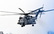 Trực thăng quân sự Mỹ ở Nhật lại bị rơi cửa sổ