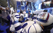 Với trang phục mới, phi hành gia Nga không còn được đi tiểu cầu may