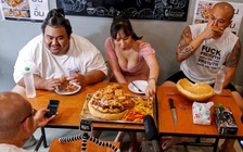 'Quá to quá nguy hiểm': Thử thách ăn burger 6 kg trong vòng 9 phút