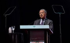 Thủ tướng 94 tuổi Mahathir Mohamad chảy máu mũi khi đang họp báo