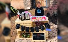 Bé gái 5 tuổi bán sô cô la để giúp 123 bạn học trả nợ