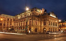 Trường múa dạy trẻ giảm cân bằng cách… hút thuốc