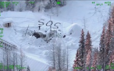 Mắc kẹt 23 ngày, người đàn ông được cứu hộ nhờ viết chữ ‘SOS’ trên tuyết