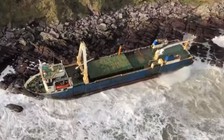 ‘Tàu ma’ bất ngờ cập bờ sau khi trôi dạt qua 3 châu lục