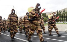 Giữa dịch Covid-19, Iran mang trang thiết bị y tế ra diễu hành mừng ngày Quân đội