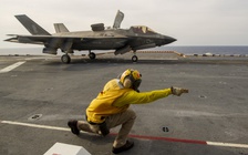 Tiêm kích F-35B của Mỹ cất cánh trên tàu đổ bộ tấn công ở Biển Đông