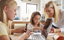 Trẻ khó tiếp thu bài khi học từ xa, cha mẹ cần làm gì?