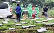 Người đào huyệt ở Indonesia ‘hầu như không nghỉ ngơi’ trong dịch Covid-19