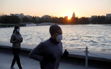 Nghiên cứu mới: virus Corona bị tiêu diệt nhanh chóng dưới ánh nắng