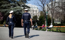 Bị phạt tiền vì… xì hơi quá lớn trước mặt cảnh sát