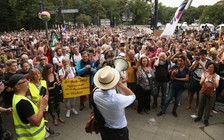 WHO kêu gọi đối thoại ‘thành tâm’ với người chống đối giãn cách xã hội, khẩu trang