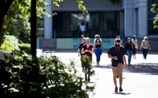 Tập trung đông người trong dịch Covid-19, 11 sinh viên bị đuổi học