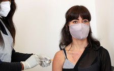 AstraZeneca bác bỏ thông tin người thử vắc xin Covid-19 bị viêm tủy ngang