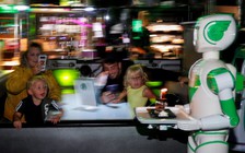 ‘Lợi dụng’ đại dịch Covid-19, rô bốt ồ ạt giành giật việc làm của con người