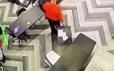 Sau hình ảnh ‘gian lận bầu cử trắng trợn’, thống đốc Georgia muốn xác minh chữ ký cử tri