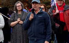 Bác sĩ bị rút giấy phép vì không đeo khẩu trang, còn xúi người khác bắt chước