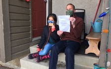 Ông già Noel bí ẩn tặng thẻ mua hàng giá khủng cho hàng trăm người