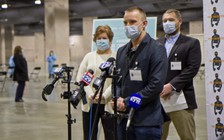 Mỹ: Bức xúc vì giám đốc giấu riêng vắc xin Covid-19 cho bạn bè