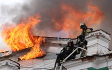 Bệnh viện cháy ngùn ngụt, ê kíp bác sĩ vẫn bình tĩnh mổ tim cho bệnh nhân