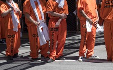 California sẽ cho 76.000 phạm nhân ra tù sớm, kể cả tù chung thân