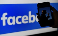 Facebook tiếp tục cấm ông Trump, nhưng sẽ xem xét