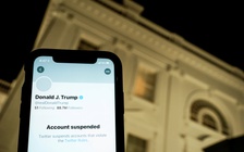 Twitter khóa các tài khoản chia sẻ thông tin từ web của ông Trump