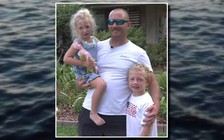 Bé 7 tuổi bơi suốt 1 giờ lên bờ tìm người cứu cha và em