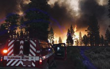 Hàng ngàn người sơ tán đám cháy lớn nhất trong thời tiết nóng khô tại Mỹ