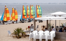 Pháp thông qua luật mới đẩy mạnh tiêm vắc xin, quyết đối phó đợt Covid-19 thứ 4