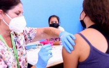 Mỹ: Ca nhiễm Covid-19 tăng cao, người đã tiêm vắc xin rất ít phải nhập viện