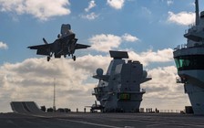 Tiêm kích F-35B trên tàu sân bay Anh rơi xuống biển