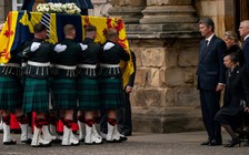 Linh cữu Nữ hoàng Elizabeth II ở Scotland, Vua Charles III đi máy bay đến