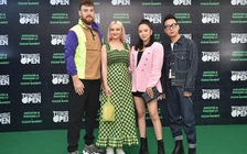 Clean Bandit bất ngờ khi được JustaTee tặng cốm Hà Nội