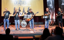 MC Long Vũ, Anh Tuấn, Tùng 'John' ôm đàn, chơi nhạc The Beatles không khác thời sinh viên