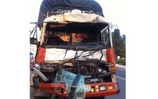 Đầu xe tải bẹp dúm vì tai nạn, tài xế may mắn thoát chết