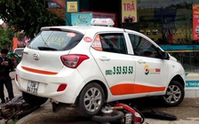 Taxi mất lái phi vào cửa hàng, đè bẹp 2 xe máy