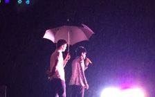 Đan Trường đội mưa hết mình với khán giả miền Trung