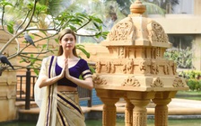 Trương Quỳnh Anh khoe sắc trong trang phục Ấn ở Mumbai