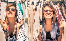 Rủ nhau đi mua hàng thùng