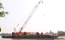 Cẩu nổi sẵn sàng trục vớt đoạn Cầu Ghềnh bị sập