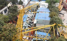 Cần cẩu gãy đè sập khu nhà tạm ở Trung Quốc, 12 người chết