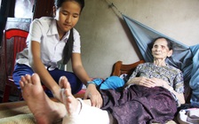 Cụ bà 84 tuổi mù lòa nuôi 2 cháu mồ côi