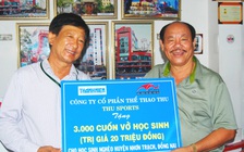 Tặng vở cho học sinh