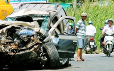 Xe biển xanh 80A gặp tai nạn, đầu xe dúm dó, 2 người nguy kịch