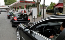 Pháp khuyến cáo máy bay đổ xăng ở nước ngoài