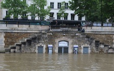 Paris giữa nỗi lo khủng bố, nước lũ và đình công