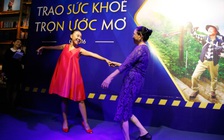 Đoan Trang ôm mẹ nức nở trên sân khấu