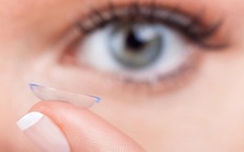 Đừng dại dột đeo kính áp tròng khi đi ngủ