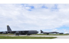 Oanh tạc cơ Mỹ hội ngộ bất thường ở Thái Bình Dương